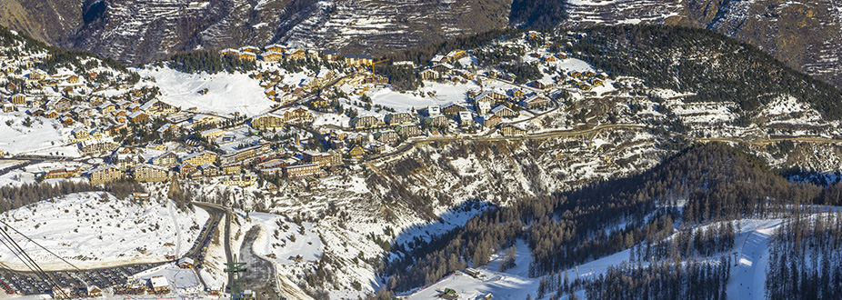 picture from Auron Village with snow